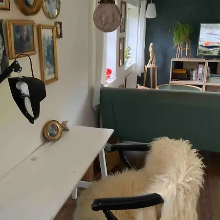 Lille Fredet Hus Midt I Bondebyen *