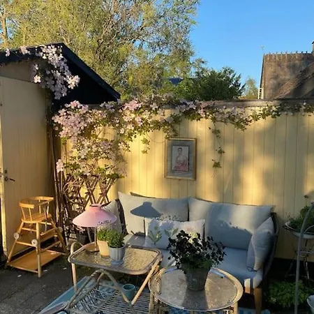 Lille Fredet Hus Midt I Bondebyen Kongens Lyngby
