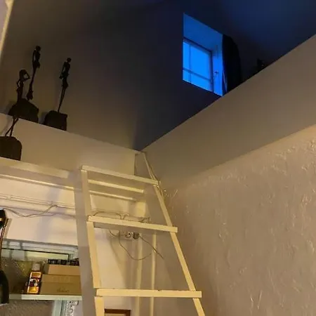 Lille Fredet Hus Midt I Bondebyen *