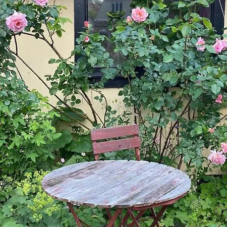 Lille Fredet Hus Midt I Bondebyen Kongens Lyngby